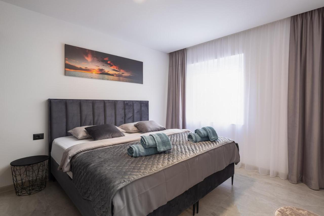 Luxury Apartment Lorena - Private Heated Pool - Есенице Экстерьер фото