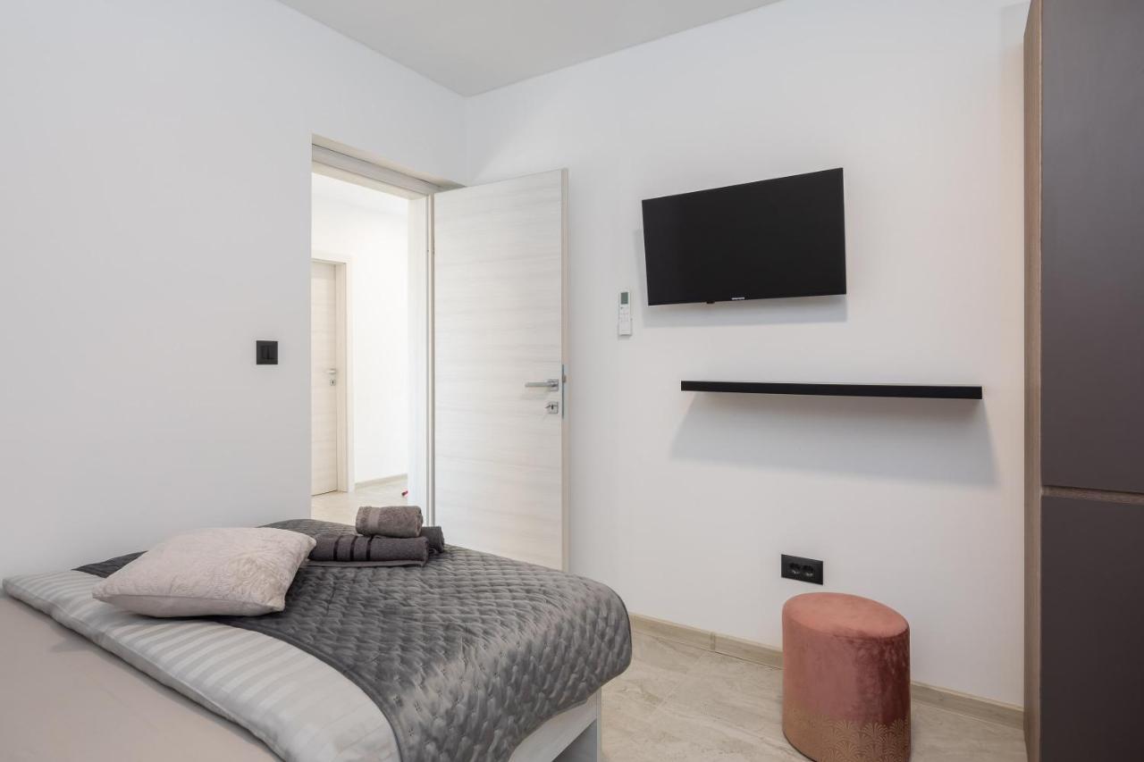 Luxury Apartment Lorena - Private Heated Pool - Есенице Экстерьер фото