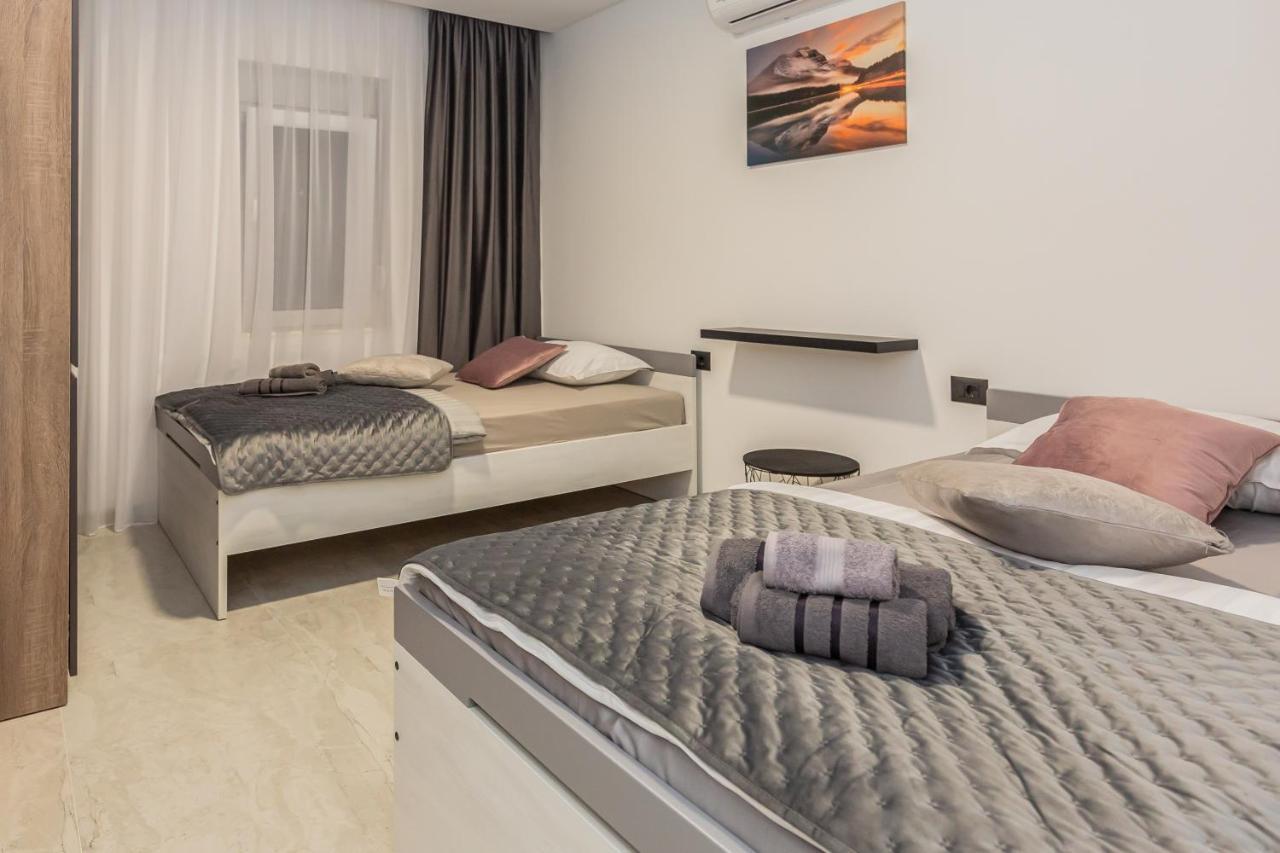 Luxury Apartment Lorena - Private Heated Pool - Есенице Экстерьер фото