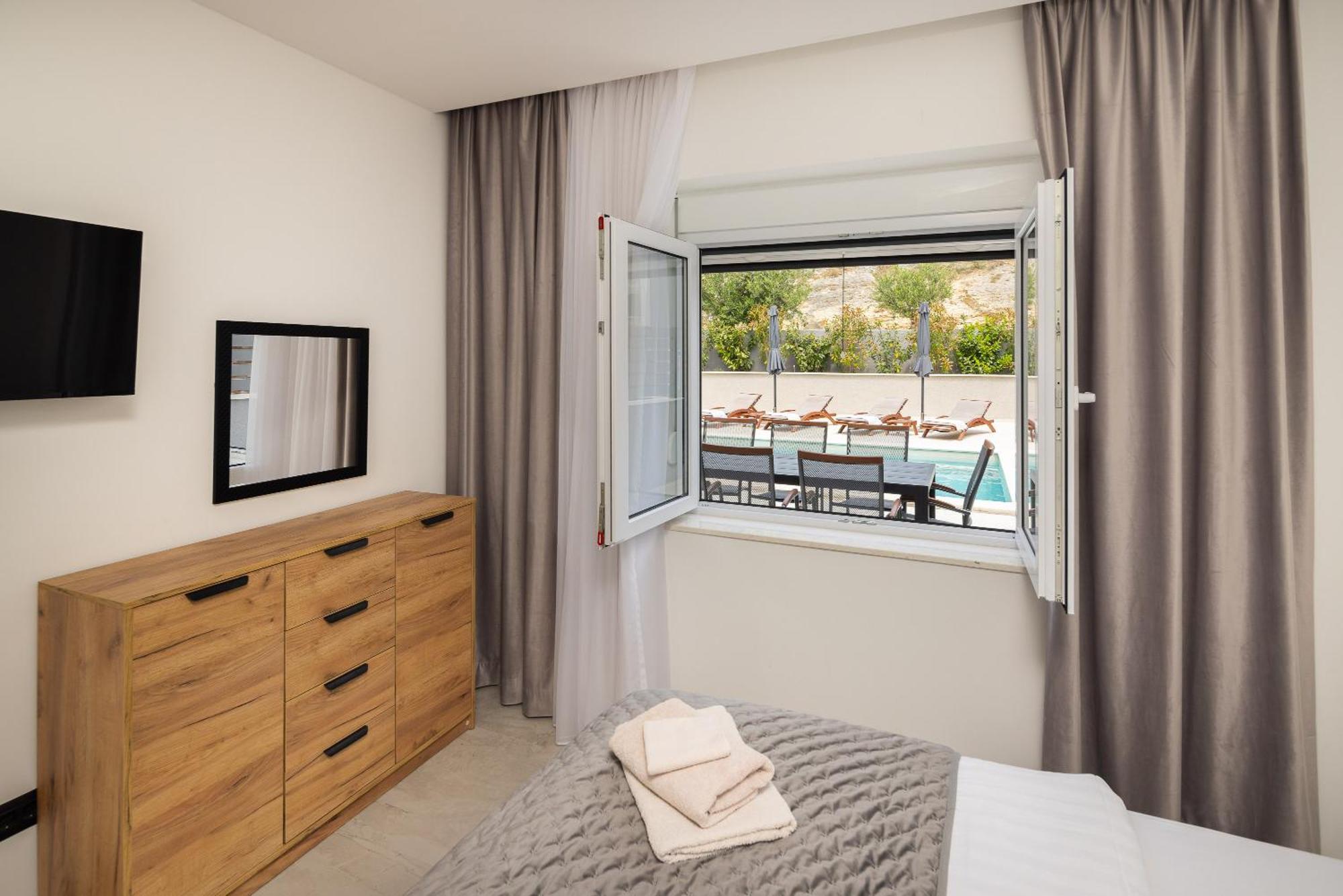 Luxury Apartment Lorena - Private Heated Pool - Есенице Экстерьер фото
