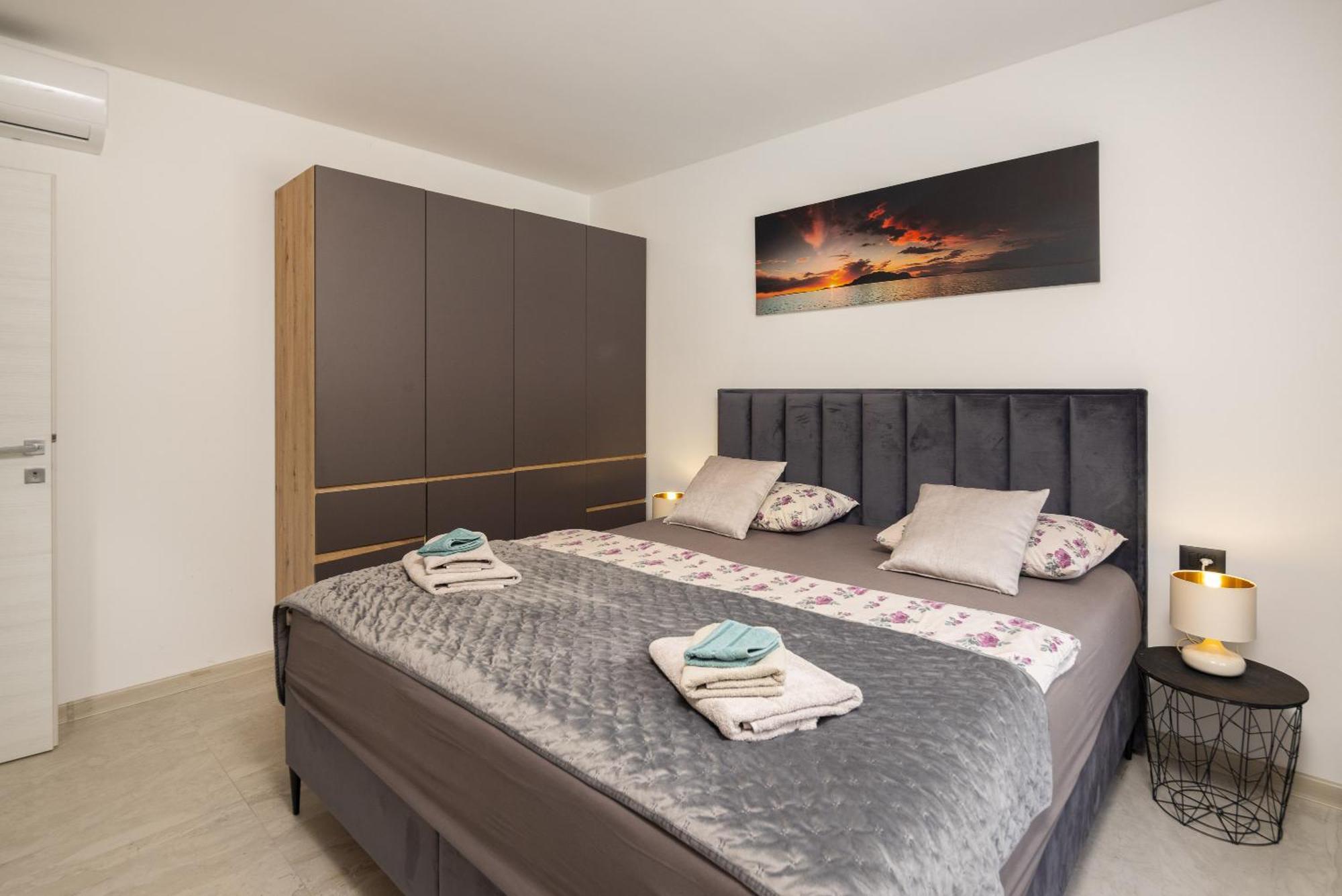 Luxury Apartment Lorena - Private Heated Pool - Есенице Экстерьер фото