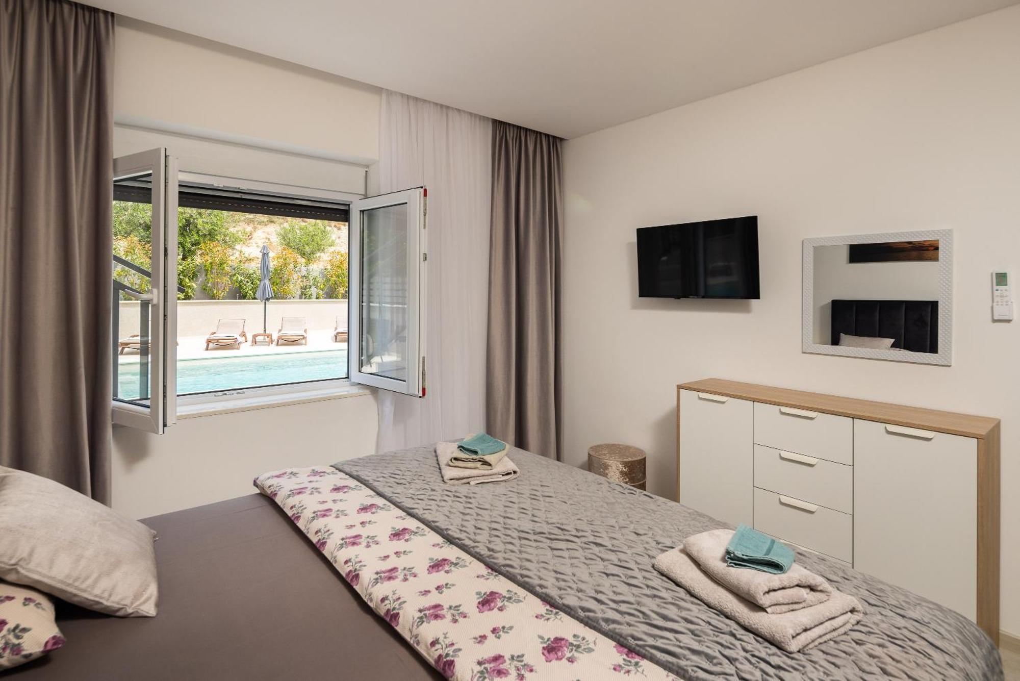 Luxury Apartment Lorena - Private Heated Pool - Есенице Экстерьер фото